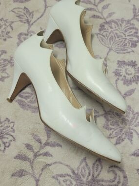 White Women's Pointed Heel Pumps - Classic Scallop Detail